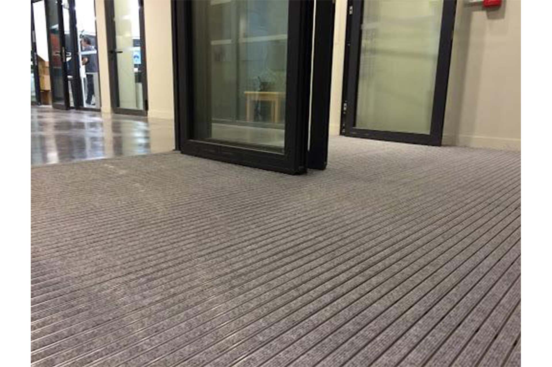 Lorsqu'il est payant de créer des tapis de sol avec logo pour les écoles - Paillasson.shop