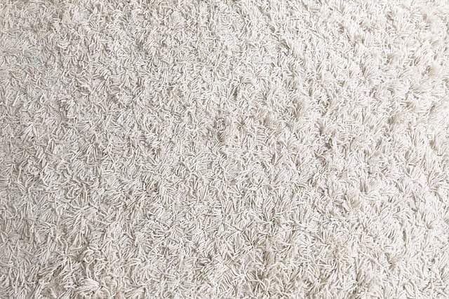 7 façons de nettoyer une moquette blanche